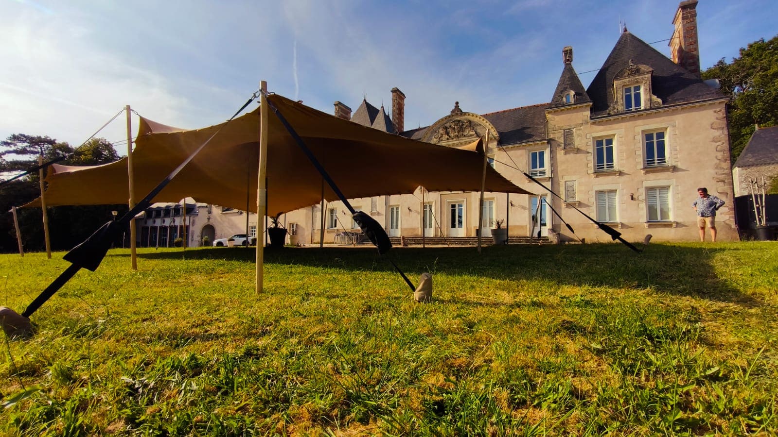 Espace de réception de mariage couvert par une tente Stretch