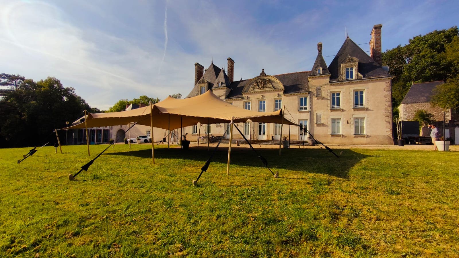 Tente Stretch installée sur une terrasse de château pour réception privée