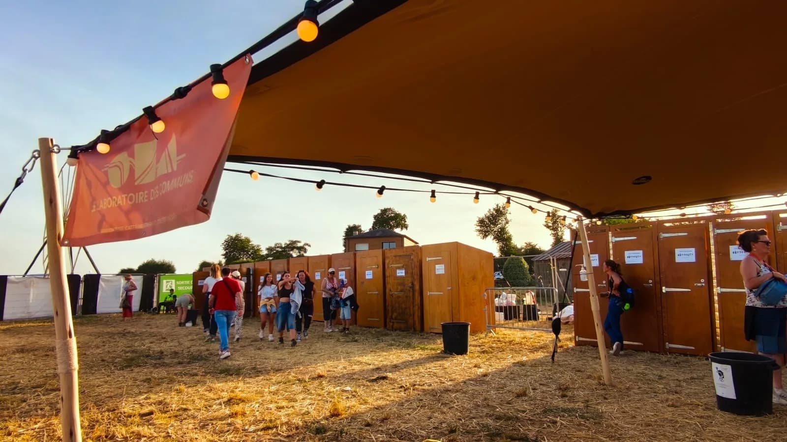 Cabines de toilettes sèches et espace de circulation à Fest’Ailleurs