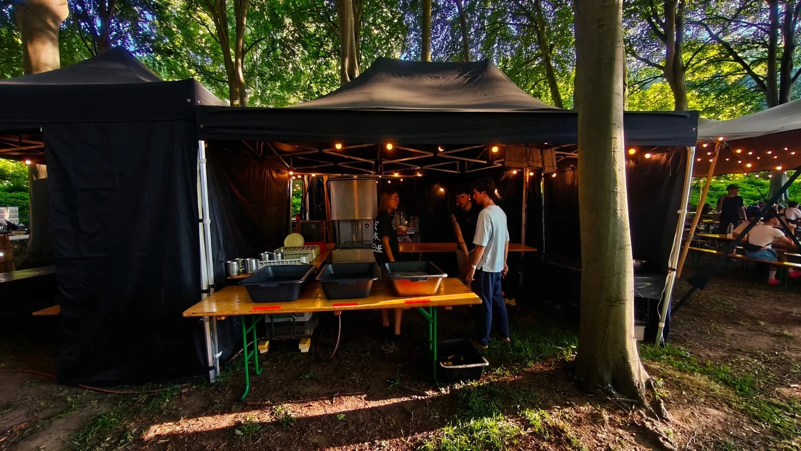 Espace de restauration et tables sous les arbres au Pete the Monkey Festival