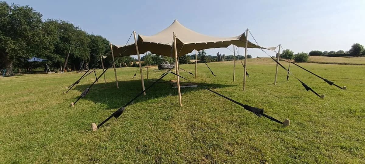 Vue panoramique d'une tente stretch tendue en extérieur