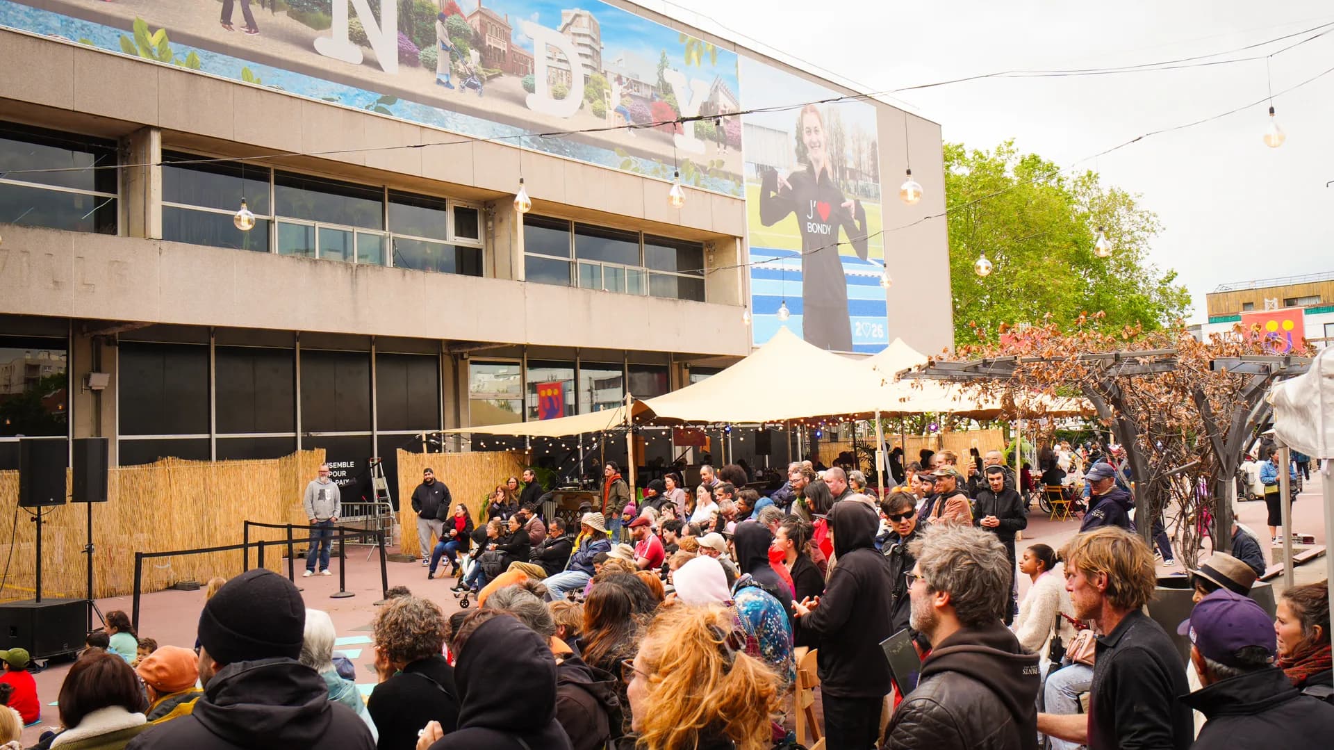 Tente stretch avec public lors d'un événement en plein air