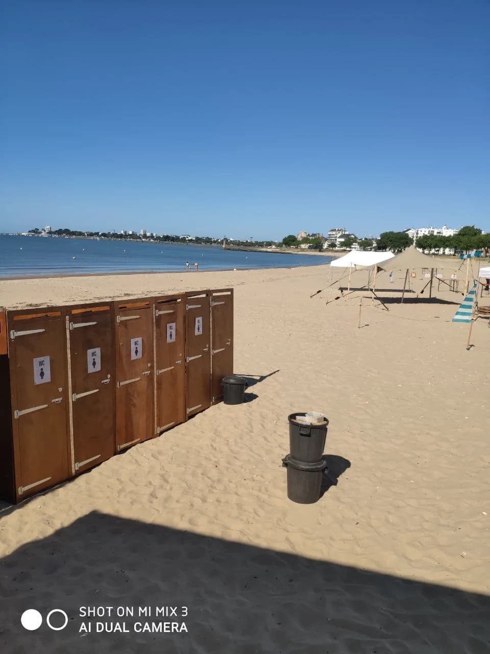 Cabines sèches installées en contexte événementiel en extérieur