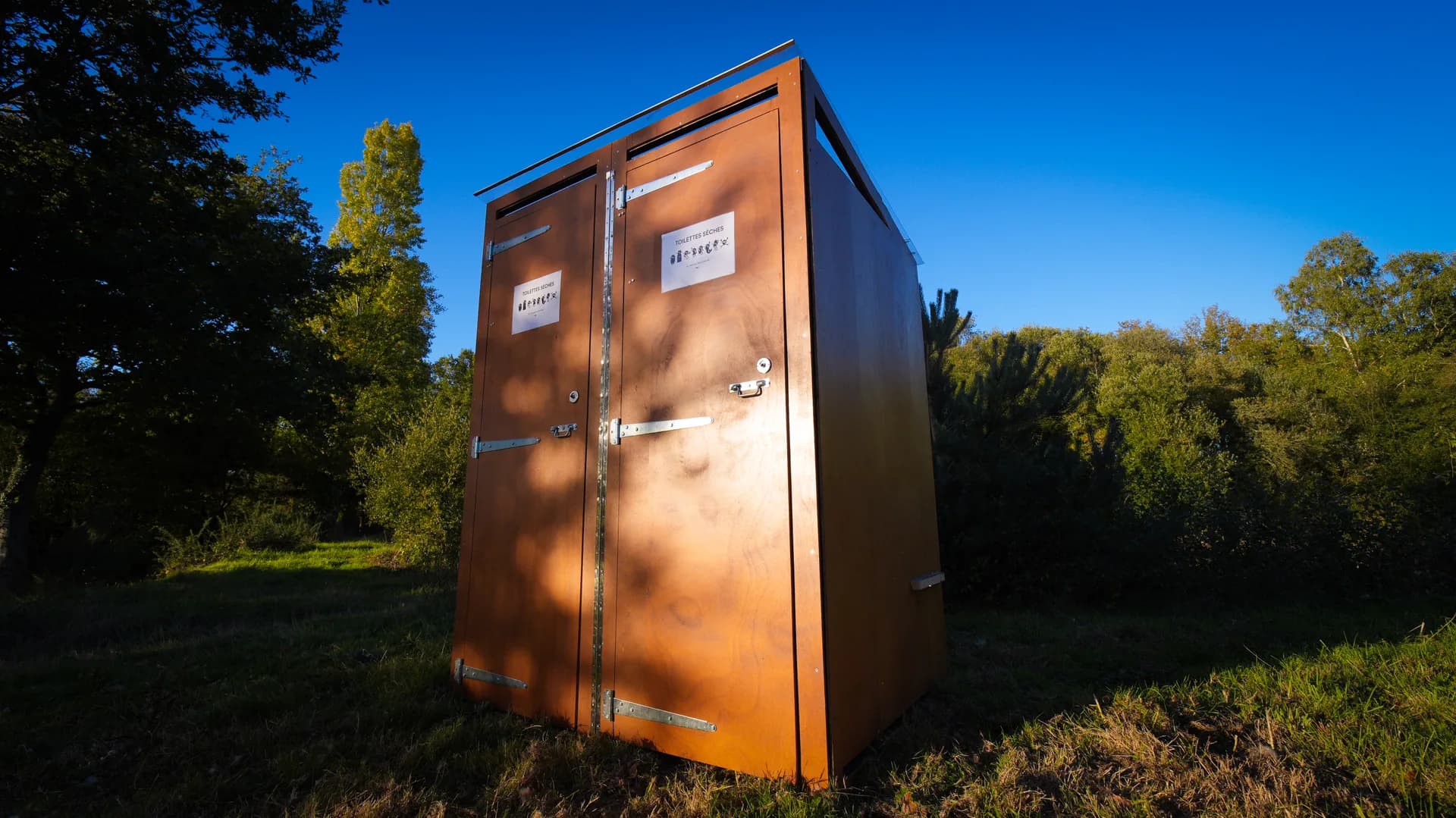 Bloc duo de toilettes sèches installé pour un événement