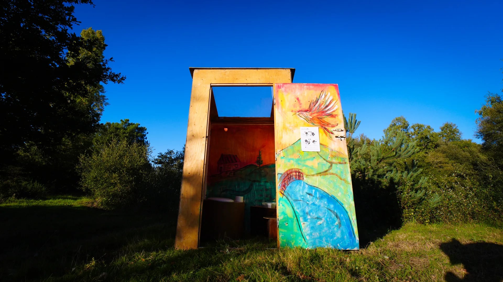 Cabine de toilette sèche en bois installée en extérieur