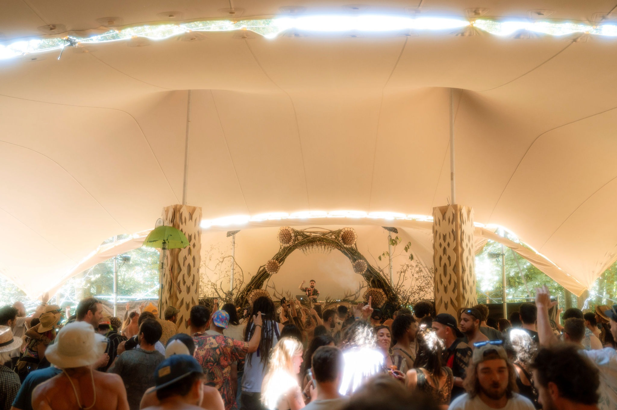 Tente Stretch accueillant le public lors d’un festival