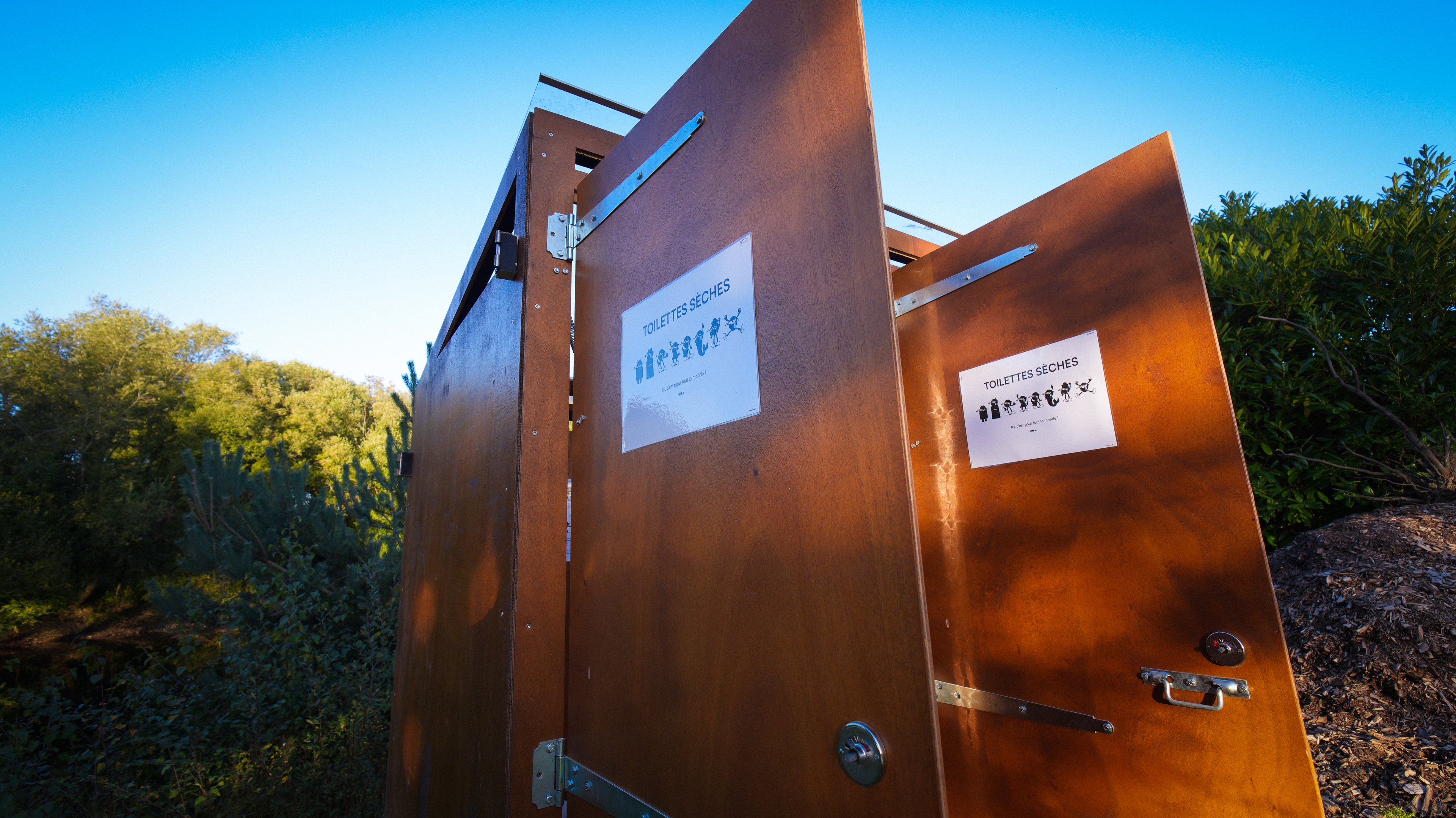 Modules de toilettes sèches assemblables installés en extérieur