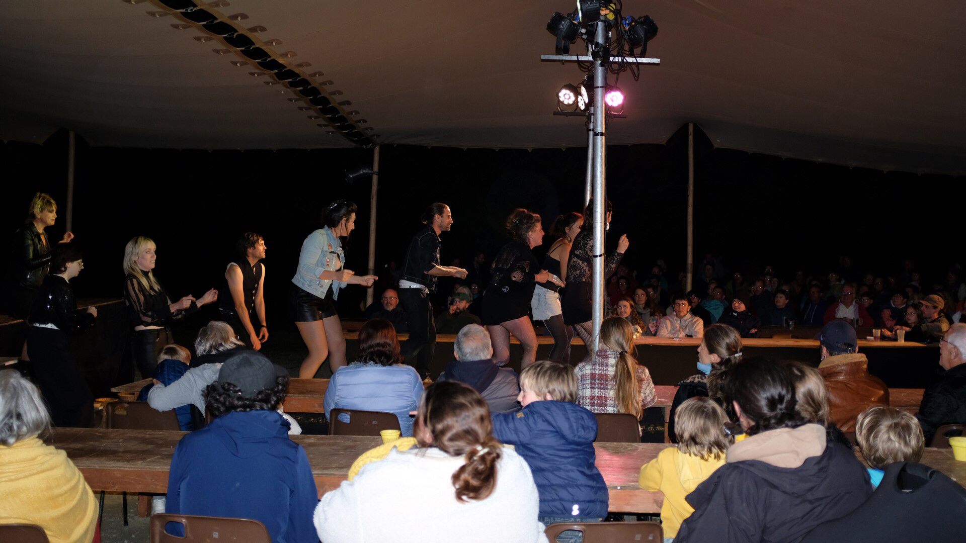 Spectacle sous tente stretch avec éclairage, scène et public assis