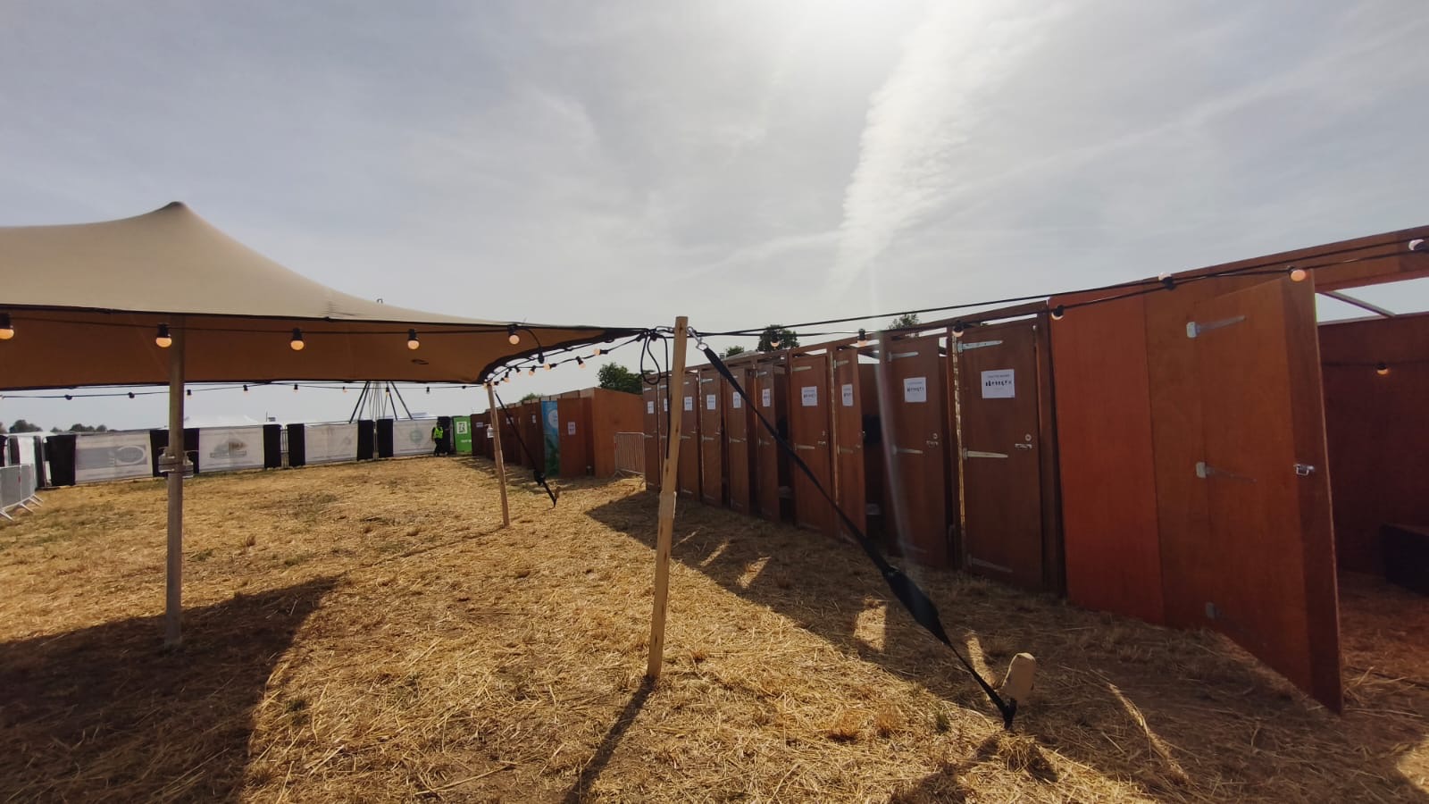 Vue d'ensemble de toilettes sèches installées sur un événement en plein air