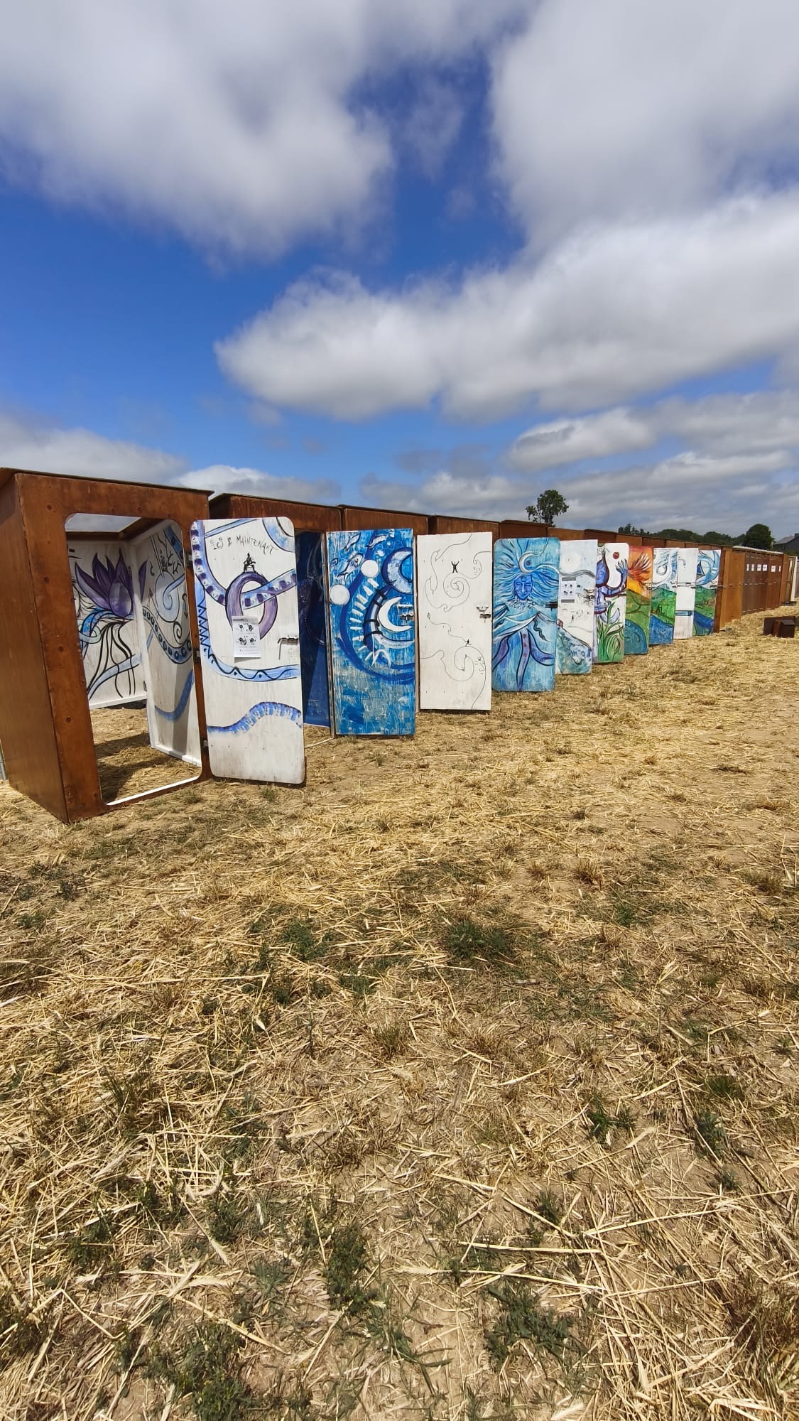 Urinoirs autonomes installés pour compléter les toilettes sèches d'un festival
