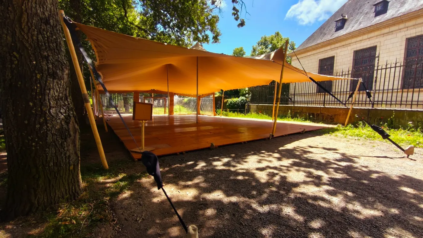 Petite tente de réception Stretch installée pour un accueil ou cocktail