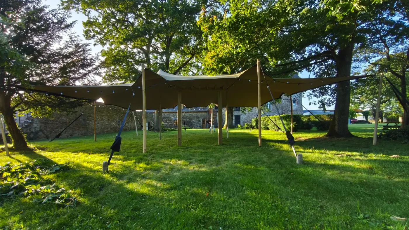 Grande tablée de mariage sous tente de réception Stretch
