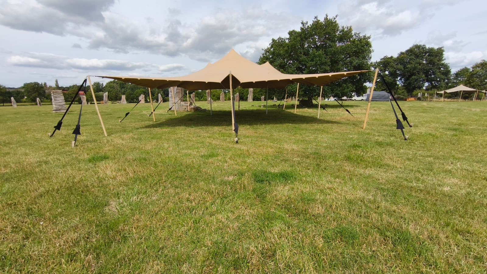 Tente stretch pour réception privée avec installation sur mesure