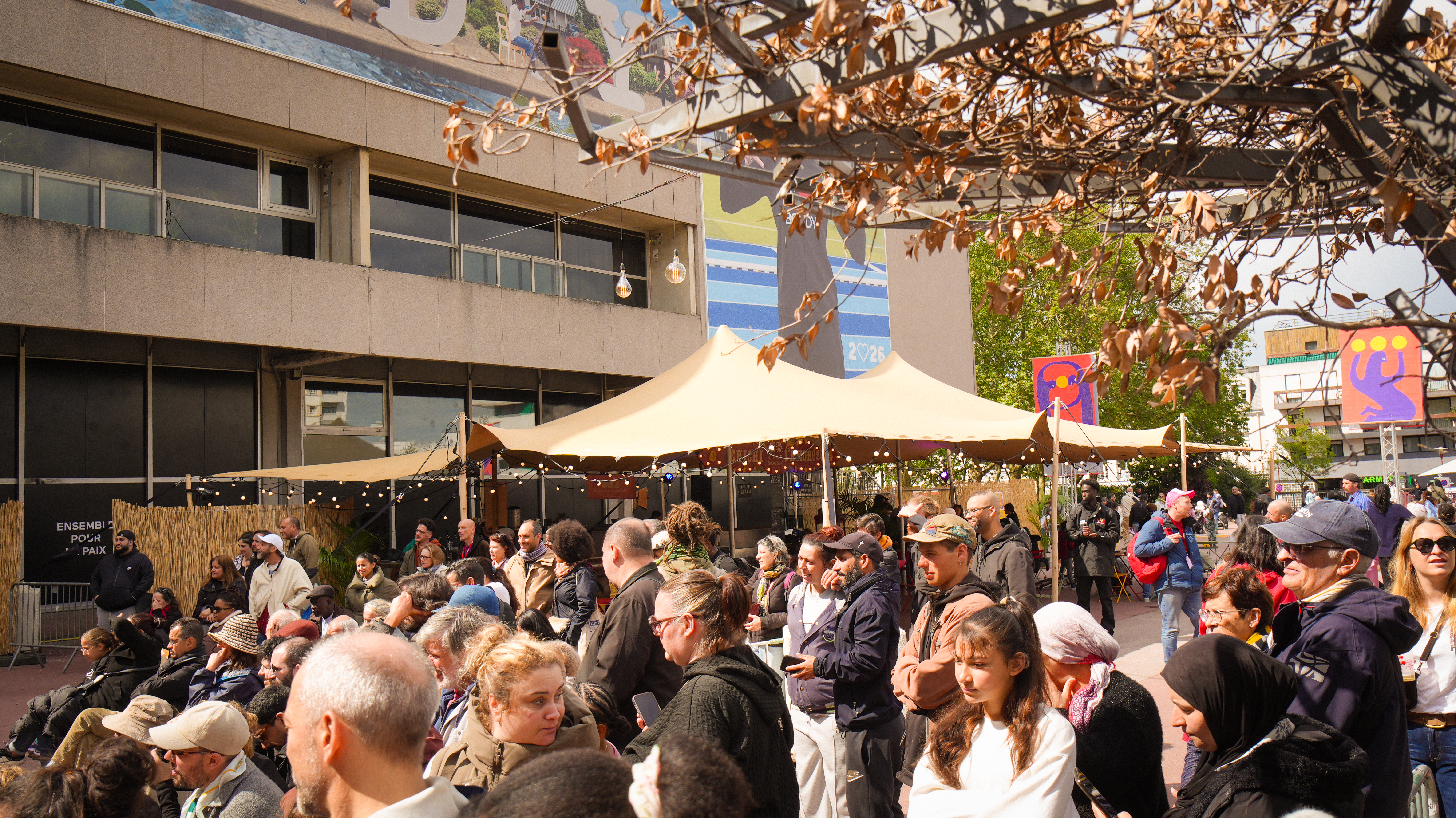 Tente stretch pour festival avec espace couvert convivial