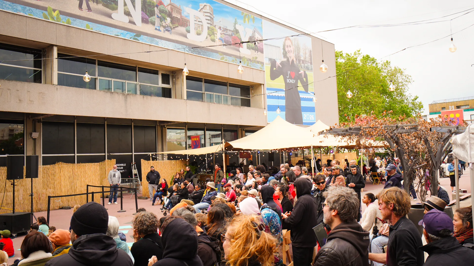 Tente stretch avec public lors d'un événement en plein air