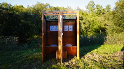 Bloc duo de toilettes sèches en bois installé pour un événement