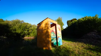 Cabine sanitaire accessible installée sur un site événementiel