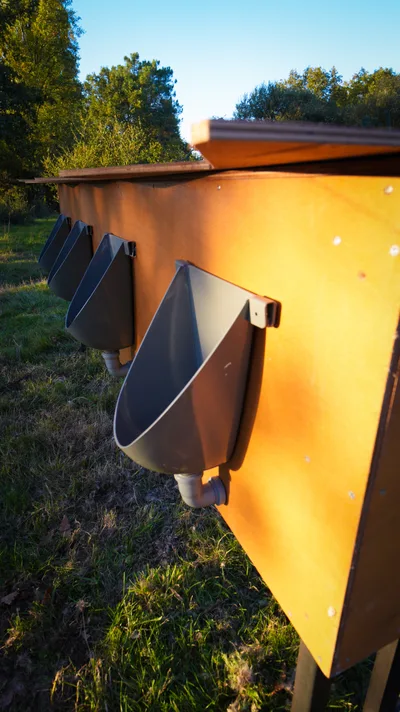 Urinoir masculin autonome en bois pour événement extérieur